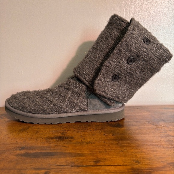 Ugg Lattice Cardy Sweater Boots Size
8 Grey 3066 Button Detail Fold Down - Picture 1 of 9